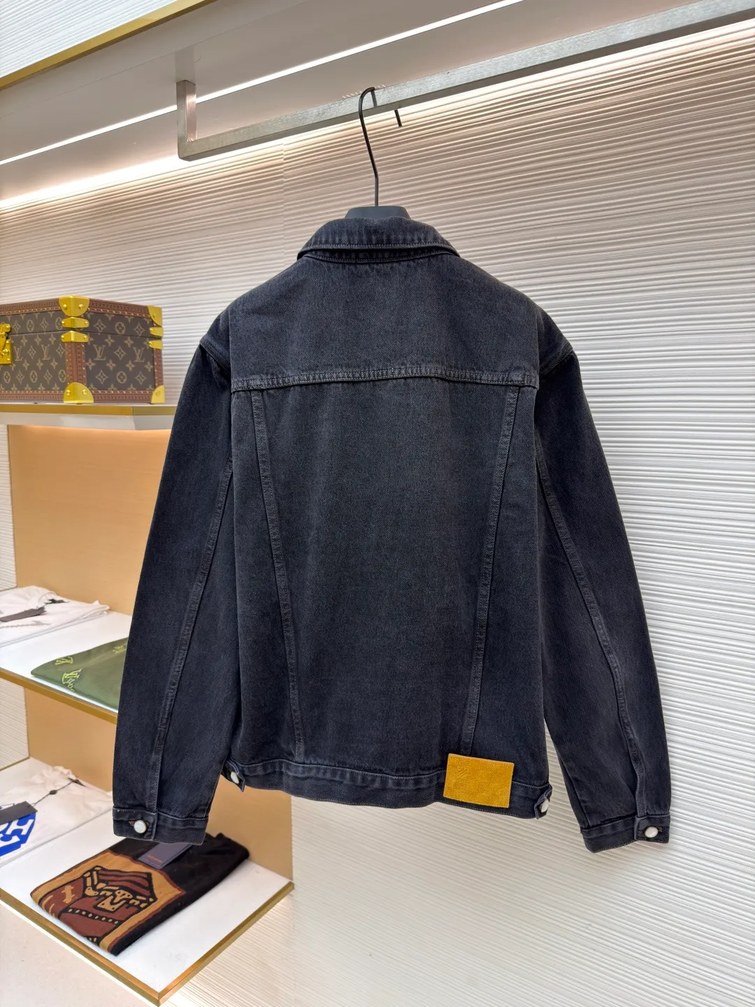 LOUIS VUITTON sand-washed embroidered denim jacket ●Original version: purchased and developed by 16217 ●Item number: 1681019-B55 ●Fabric: denim fabric ●Technology: washed embroidery production ●Version: fitted version ●Weight: about 1055 grams ●Size: 46-48-50-52 ●Description: Made of high-quality cow fabric, with clear and crisp texture, good wear resistance and breathability, comfortable and durable to wear; the brand logo embroidery on the chest adopts precise embroidery technology, the embroidery thread is full and tough, the stitches are fine and even, and the pattern outline is clear and three-dimensional; metal buttons and rivets It is made of high-quality hardware material, and the surface has been finely polished and plated. The color is bright and not easy to oxidize and fall off, and the combination with the denim fabric is strong and reliable; the jacket has a classic and elegant lapel shape, neat and smooth tailoring, which fits the body shape without losing a sense of leisure; the high-waist design firmly locks the waistline, instantly optimizing the body proportions and modifying the leg shape. The overall wiring is straight and delicate, the fabric is comfortable and soft, and the color is consistent without color difference. It can be matched with the same style to create a fashionable look and control various occasions. Customized accessories, complete with three standards, same style for men and women!